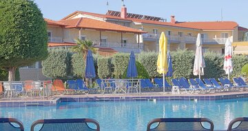 Letecký zájazd CK Turancar-Paralia-Hotel Grand Platon-bazén a budova hotela