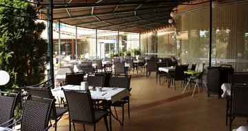 Hotel Tiara Beach - terasa reštaurácie - letecký zájazd CK Turancar - Bulharsko, Slnečné pobrežie