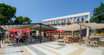 Hotel Centinera - reštaurácia s terasou - autobusový zájazd CK Turancar - Chorvátsko, Istria, Pula