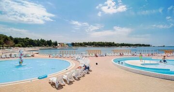Apartmány Polynesia - areál s bazénom - autobusový zájazd CK Turancar - Chorvátsko, Istria, Umag, Katoro