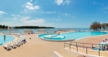 Apartmány Polynesia - areál s bazénom - autobusový zájazd CK Turancar - Chorvátsko, Istria, Umag, Katoro