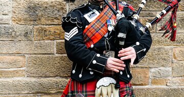 CK Turancar, letecký poznávací zájazd, Škótsko, tradičný odev a národný hudobný nástroj - gajdy
