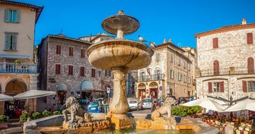 Autobusový poznávací zájazd, Taliansko, Umbria, Assisi, Piazza del Comune 