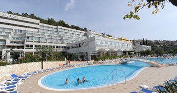 Hotel Narcis - areál s bazénom - autobusový zájazd CK Turancar - Chorvátsko, Istria, Rabac