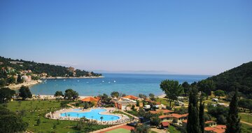 Hotel Narcis - areál s bazénom - autobusový zájazd CK Turancar - Chorvátsko, Istria, Rabac