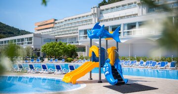 Hotel Narcis - bazén - autobusový zájazd CK Turancar - Chorvátsko, Istria, Rabac