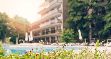Hotel Belitsa - záhrada - letecký a  autokarový zájazd CK Turancar - Bulharsko stredisko  Primorsko