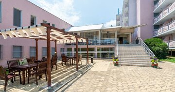 Hotel Belitsa - terasa - letecký a  autokarový zájazd CK Turancar - Bulharsko stredisko  Primorsko