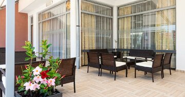 Hotel Belitsa - terasa - letecký a  autokarový zájazd CK Turancar - Bulharsko stredisko  Primorsko