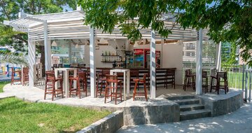 Hotel Belitsa - bar pri bazéne - letecký a  autokarový zájazd CK Turancar - Bulharsko stredisko  Primorsko