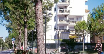 apartmánový dom Laura s bazénom v blízkosti kúpeľov, zájazdy autobusovou a individuálnou dopravou do Talianska, Bibione 