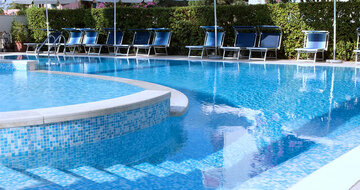 Rezidencia Mare Blu - bazén - zájazd vlastnou dopravou CK Turancar - Taliansko - Villa Rosa - Palmová riviéra
