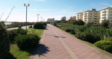 Rezidencia Gioia, promenáda pri pláži, zájazdy autobusovou a individuálnou dopravou do Talianska, Bibione - CK TURANCAR