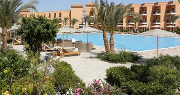 Hotel Three Corners Sunny Beach - bazén a hotel - letecký zájazd CK Turancar, Egypt Hurghada