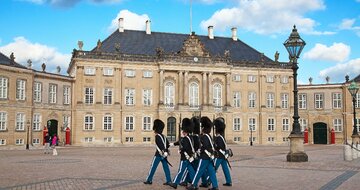 CK Turancar, autobusový poznávací zájazd, Škandinávsky okruh, Dánsko, Kodaň, výmena stráží pri Amalienborg