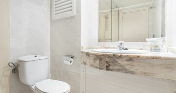 Letecký zájazd Malorka - hotel Globales Condes De Alcudia - kúpeľňa