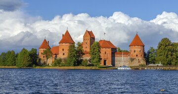 Autobusový poznávací zájazd, Pobaltie, Litva, ostrovný hrad Trakai