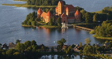 Autobusový poznávací zájazd, Pobaltie, Litva, ostrovný hrad Trakai