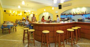 Hotel Rethymno Mare - bar - letecká doprava CK Turancar - Kréta, Skaleta