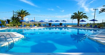 Hotel Elefteria-hotelový bazén-letecký zájazd CK Turancar-Kréta-Agia Marina