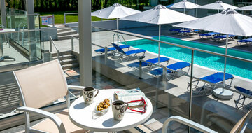 Apartmány Elegant - exteriér - terasa a bazén - zájazd CK TURANCAR