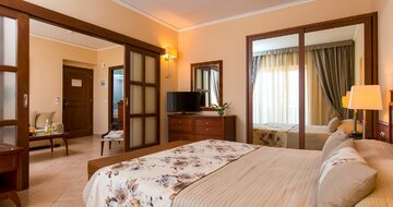 Hotel Theartemis Palace - suita s bočným výhľadom na more - letecký zájazd CK Turancar - Kréta, Rethymno