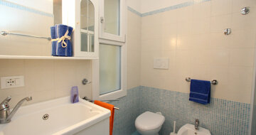dom EDEN v BIBIONE, kúpeľňa v bilocale typ B1, dovolenka s CK TURANCAR
