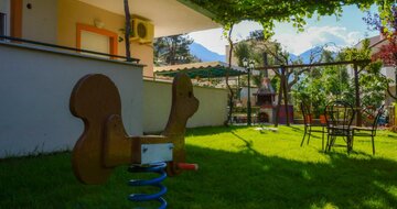 Apartmánový dom Vergina-Thasos-Skala Potamias-autobusový zájazd CK TURANCAR-dvor so záhradou
