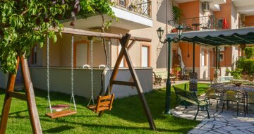 Apartmánový dom Vergina-Thasos-Skala Potamias-autobusový zájazd CK TURANCAR-dvor so záhradou