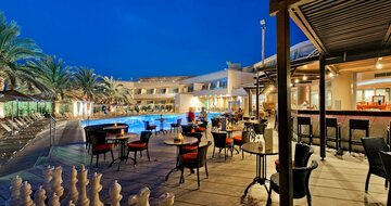 Minos Hotel - bar pri bazéne - letecký zájazd CK Turancar - Kréta, Rethymno
