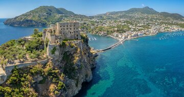 CK Turancar, Letecký poznávací zájazd, Kampánia a zázračná Ischia, Aragonský hrad