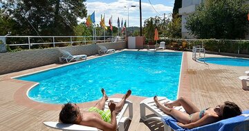 Aparthotel Marialena bazén a exteriér - letecký zájazd CK TURANCAR