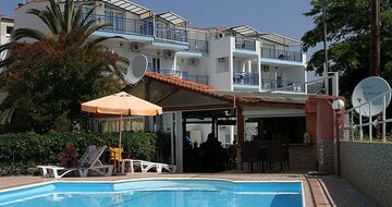 Aparthotel Marialena bazén a exteriér - letecký zájazd CK TURANCAR