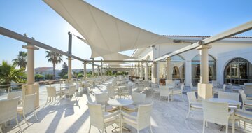 Hotel Kipriotis Village Resort - bar s terasou - letecky zájazd CK TURANCAR (Kos - Psalidi)