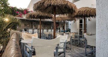 Hotel Alexandra - beach bar - Santorini - Kamari - letecký zájazd CK TURANCAR