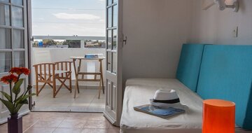 Hotel Iliada Odysseas - Santorini - terasa -  letecký zájazd CK TURANCAR