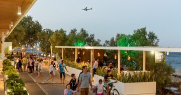 Hotel Kamari beach - Santorini - promenáda -  letecký zájazd CK TURANCAR