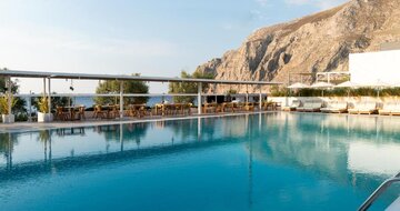 Hotel Kamari beach - Santorini - bazén -  letecký zájazd CK TURANCAR