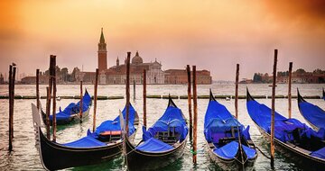 CK Turancar, Letecký poznávací zájazd, Taliansko, Karnevalové Benátky a výlet do Padovy, gondolas