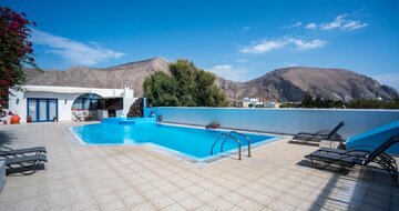 Villa Limnes - Perissa - exteriér a bazén - letecký zájazd CK TURANCAR