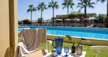 Santa Marina Plaza Giannoulis - izba s výhľadom na bazén - letecký zájazd CK Turancar - Kréta, Agia Marina