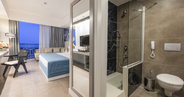 Crystal Centro - štandardná izba s bočným výhľadom na more - letecký zájazd CK Turancar - Turecko, Lara