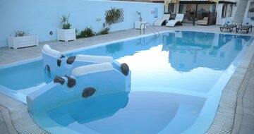 Hotel Perissa bay - Santorini - Perissa - bazén - letecký zájazd CK TURANCAR