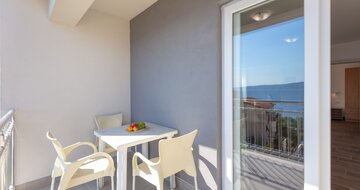 Villa Lana - balkón s posedením - autobusový zájazd CK Turancar - Chorvátsko, Omiš, Nemira