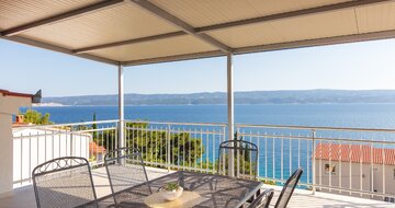 Villa Lana - terasa s posedením - autobusový zájazd CK Turancar - Chorvátsko, Omiš, Nemira