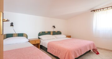 Villa Lana - spálňa - autobusový zájazd CK Turancar - Chorvátsko, Omiš, Nemira