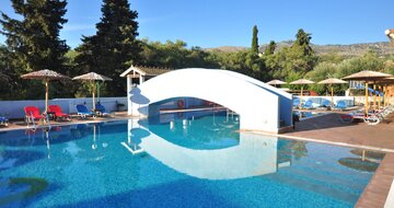 Hotel Michelangelo - bazen- letecký zájazd s CK Turancar  Korfu - Kassiopi