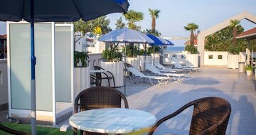 Hotel Europe - slnenčá terasa - Paralia - letecký zájazd CK TURANCAR