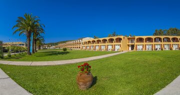 Grécko - Korfu - Hotel Messonghi Beach - záhrada