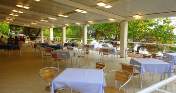 hotel Brzet - letná terasa - autobusový zájazd CK Turancar - Chorvátsko - Omiš